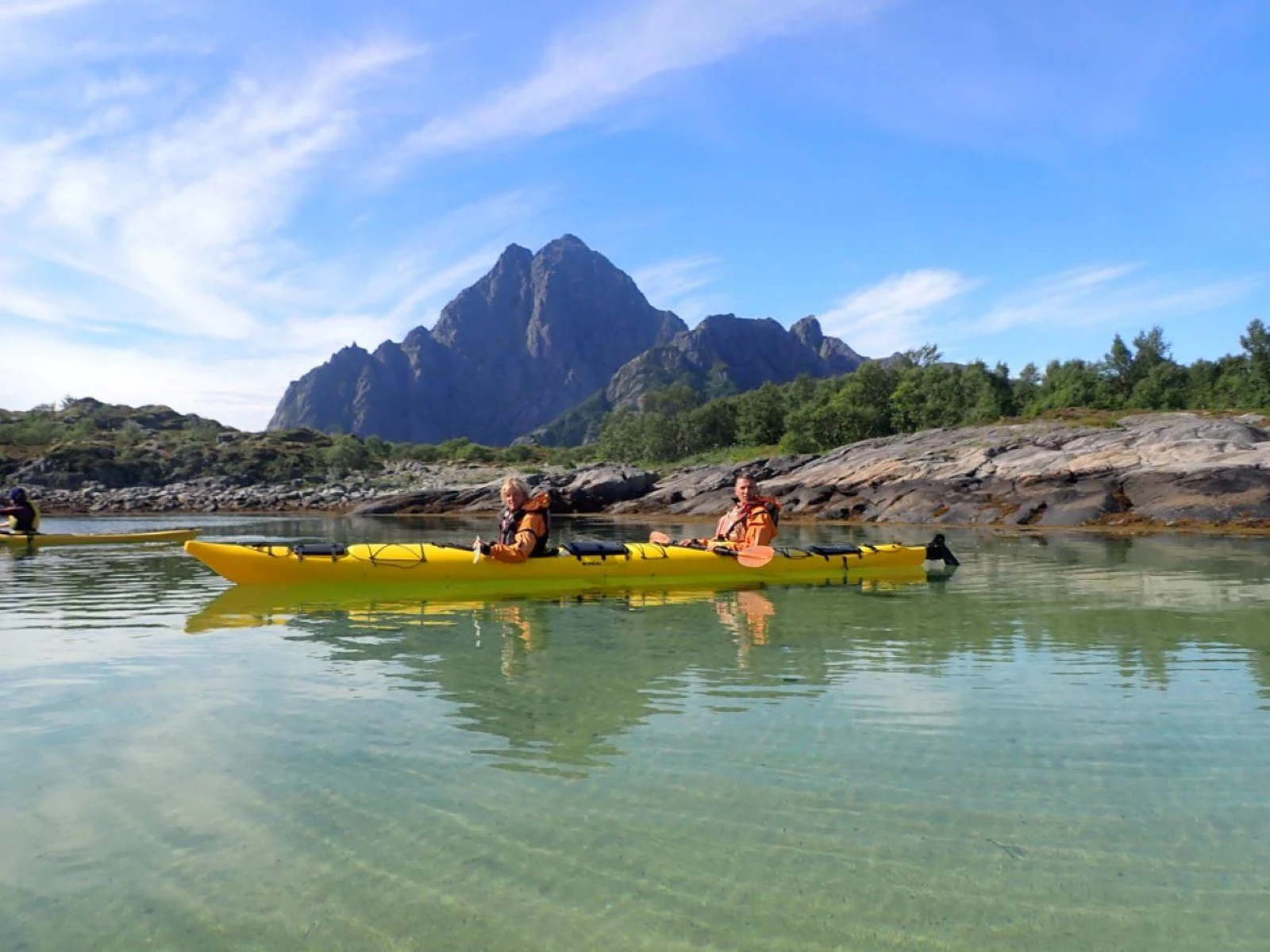 Kajakkpadlere på turkis vann ved Svolvær