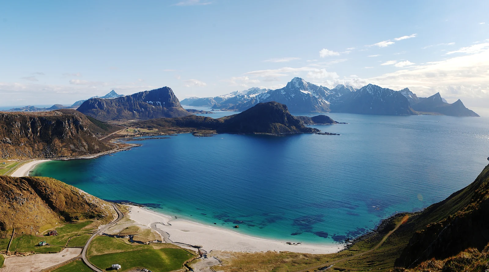 Haukland med hvit sand, turkis sjø og fjell