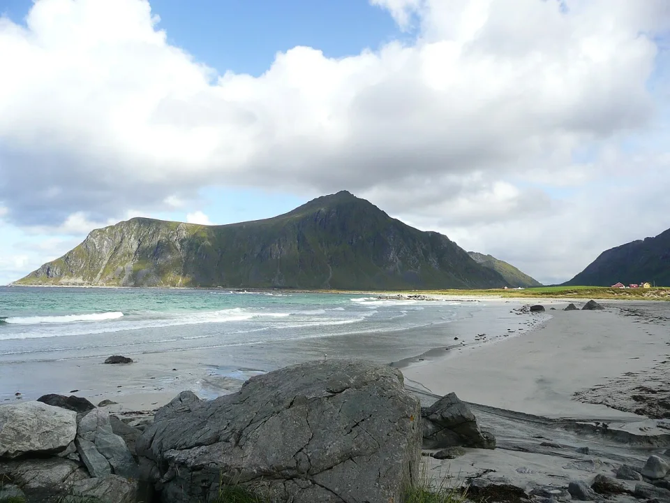 Flakstadsanden med Hustinden-området i bakgrunnen