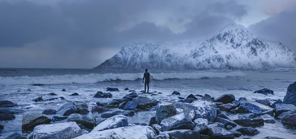 Surfing på vinterkysten i Lofoten