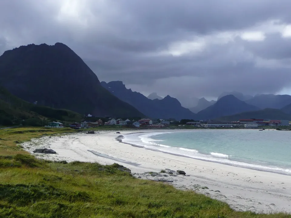 Rambergstranda og fjellene i Vest-Lofoten