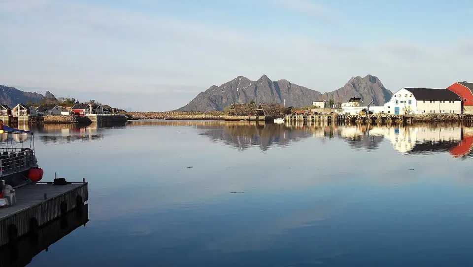 Svolvær havn med båter og fjell