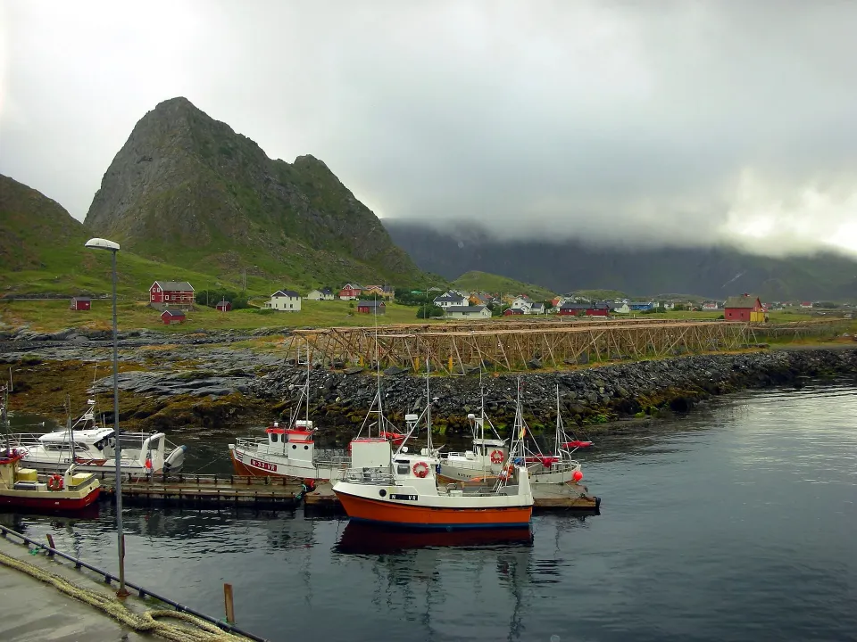 Værøy med fiskevær, hav og fjell