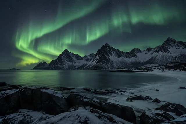 KI-Illustration: Polarlichter auf den Lofoten: Orte, Zeit und Touren