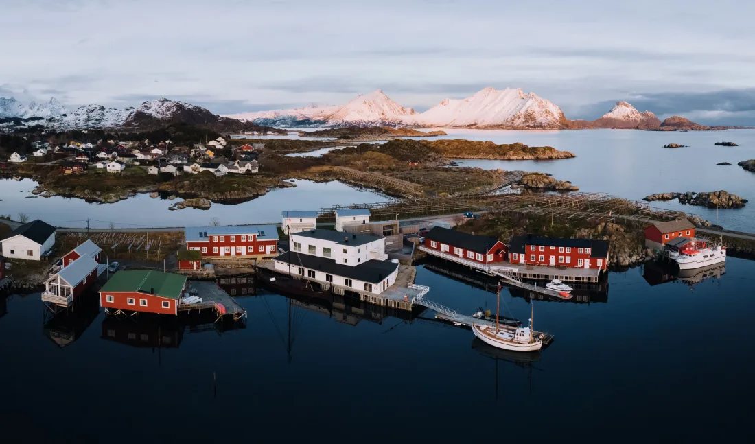 Solsiden Brygge ved havnen i Ballstad sett fra luften