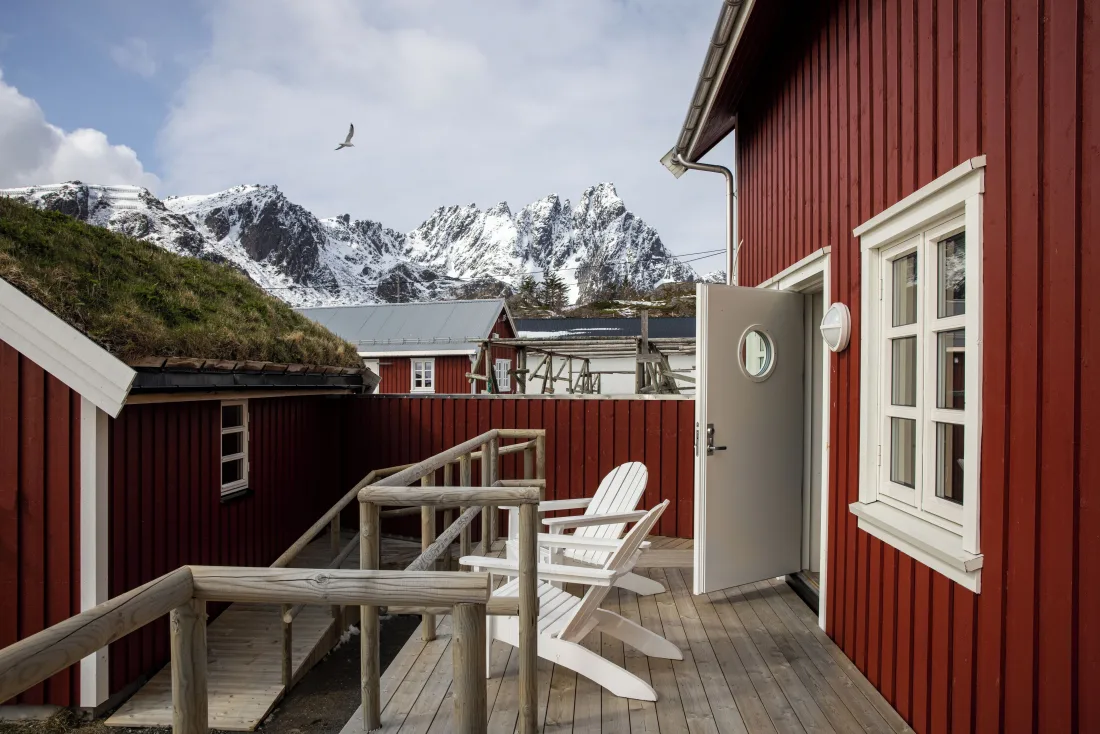 Rød fasade og balkong ved Solsiden Brygge i Ballstad